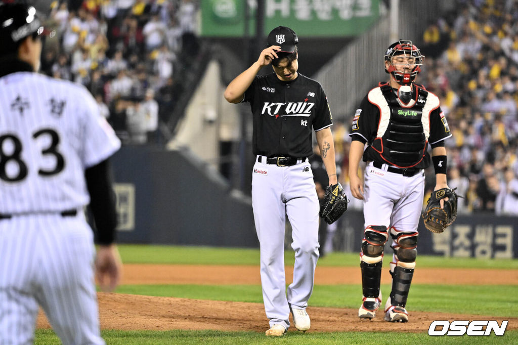 11일 서울 잠실야구장에서 ‘2024 신한 SOL뱅크 KBO 포스트시즌’ 준플레이오프 5차전 LG 트윈스와 KT 위즈의 경기가 열렸다.LG는 임찬규, KT는 엄상백을 5차전 선발 투수로 내세웠다.3회말 무사 1루 KT 선발 엄상백이 강판되고 있다. 2024.10.11 /cej@osen.co.kr