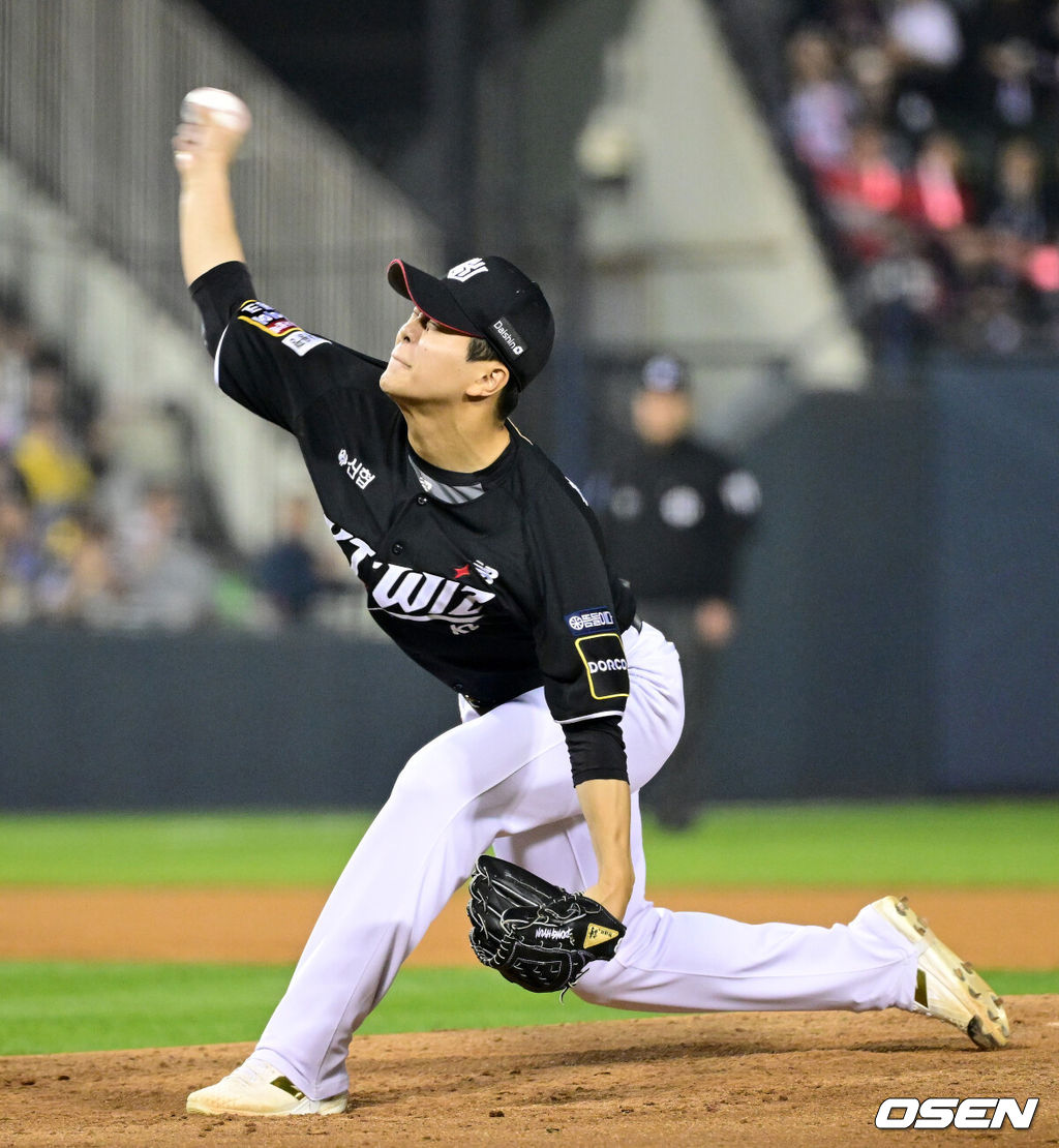 11일 서울 잠실야구장에서 ‘2024 신한 SOL뱅크 KBO 포스트시즌’ 준플레이오프 5차전 LG 트윈스와 KT 위즈의 경기가 열렸다.LG는 임찬규, KT는 엄상백을 5차전 선발 투수로 내세웠다.3회말 무사 1루 상황 마운드에 오른 KT 손동현이 힘차게 공을 뿌리고 있다. 2024.10.11 / dreamer@osen.co.kr