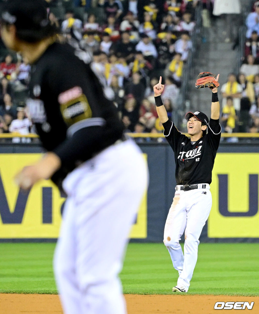 11일 서울 잠실야구장에서 ‘2024 신한 SOL뱅크 KBO 포스트시즌’ 준플레이오프 5차전 LG 트윈스와 KT 위즈의 경기가 열렸다.LG는 임찬규, KT는 엄상백을 5차전 선발 투수로 내세웠다.6회말 1사 주자없는 상황 LG 김현수의 땅볼 타구를 아웃으로 이끈 KT 2루수 오윤석이 기뻐하고 있다. 2024.10.11 / dreamer@osen.co.kr