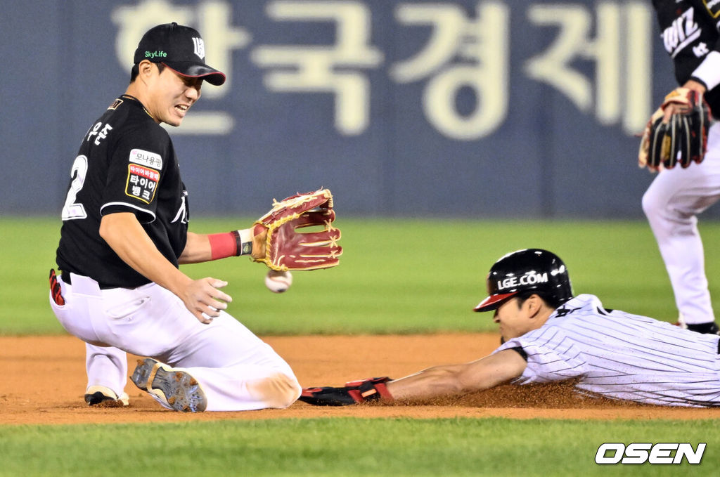 11일 서울 잠실야구장에서 ‘2024 신한 SOL뱅크 KBO 포스트시즌’ 준플레이오프 5차전 LG 트윈스와 KT 위즈의 경기가 열렸다.LG는 임찬규, KT는 엄상백을 5차전 선발 투수로 내세웠다.7회말 1사 1루 LG 문성주 타석 때 박해민이 2루 도루에 성공하고 있다. 이때 KT 포수 장성우의 공이 빠지며 박해민은 3루까지. 2024.10.11 /cej@osen.co.kr