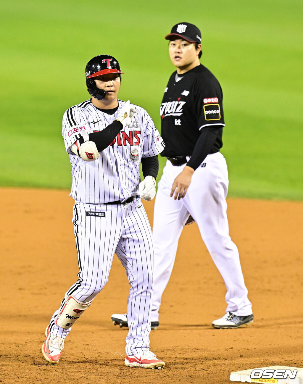 11일 서울 잠실야구장에서 ‘2024 신한 SOL뱅크 KBO 포스트시즌’ 준플레이오프 5차전 LG 트윈스와 KT 위즈의 경기가 열렸다.LG는 임찬규, KT는 엄상백을 선발 투수로 내세웠다.4회말 1사에서 LG 문보경이 중전 안타를 날리며 기뻐하고 있다. 2024.10.11 / jpnews@osen.co.kr