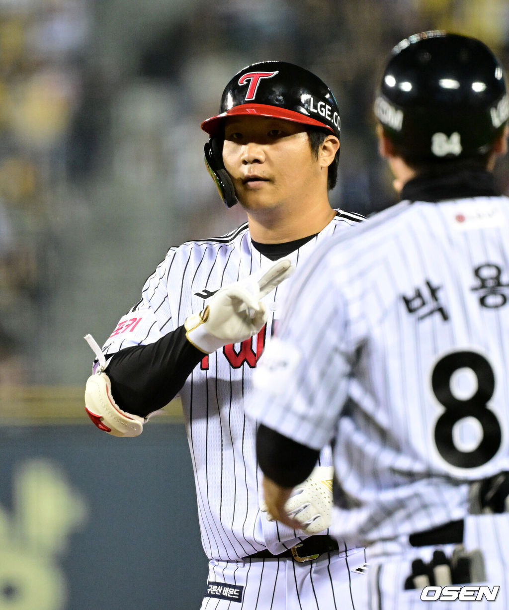 11일 서울 잠실야구장에서 ‘2024 신한 SOL뱅크 KBO 포스트시즌’ 준플레이오프 5차전 LG 트윈스와 KT 위즈의 경기가 열렸다.LG는 임찬규, KT는 엄상백을 5차전 선발 투수로 내세웠다.4회말 1사 주자없는 상황 LG 문보경이 안타를 날리고 1루에 안착해 기뻐하고 있다. 2024.10.11 / dreamer@osen.co.kr