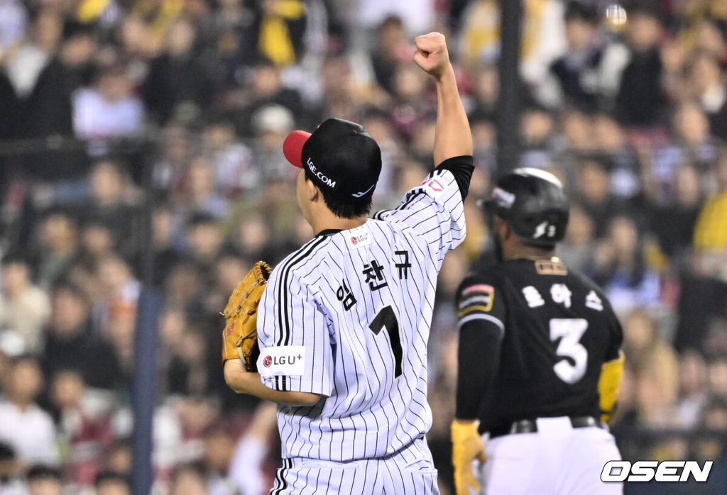 11일 서울 잠실야구장에서 ‘2024 신한 SOL뱅크 KBO 포스트시즌’ 준플레이오프 5차전 LG 트윈스와 KT 위즈의 경기가 열렸다.LG는 임찬규, KT는 엄상백을 5차전 선발 투수로 내세웠다.6회초 2사 LG 선발 임찬규가 KT 로하스를 땅볼로 처리한 뒤 기뻐하고 있다. 2024.10.11 /cej@osen.co.kr