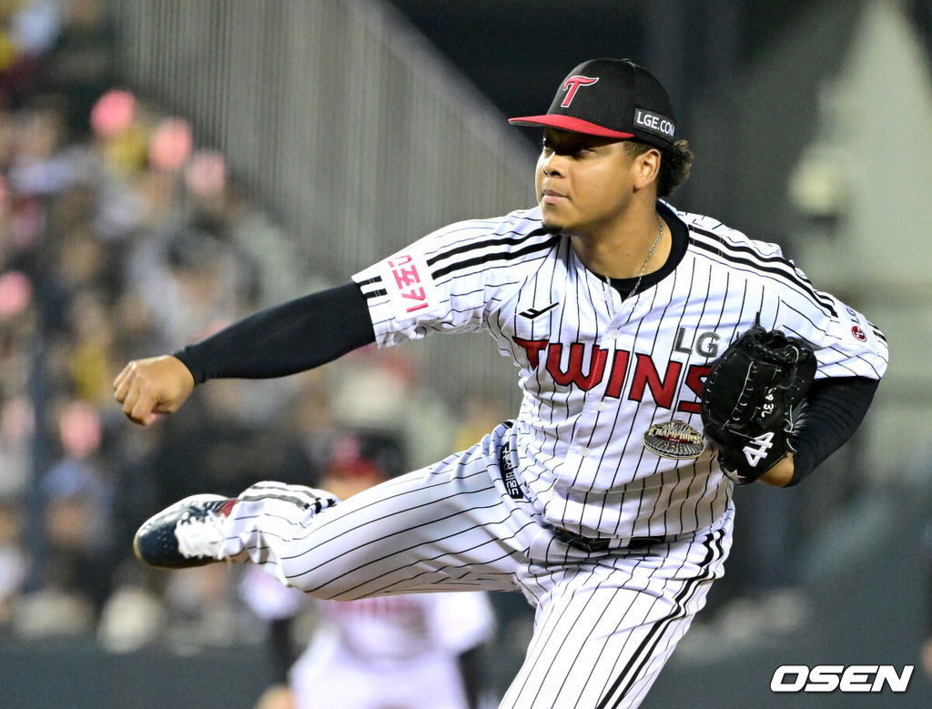 11일 서울 잠실야구장에서 ‘2024 신한 SOL뱅크 KBO 포스트시즌’ 준플레이오프 5차전 LG 트윈스와 KT 위즈의 경기가 열렸다.LG는 임찬규, KT는 엄상백을 5차전 선발 투수로 내세웠다.9회초 마운드에 오른 LG 에르난데스가 힘차게 공을 뿌리고 있다. 2024.10.11 / dreamer@osen.co.kr