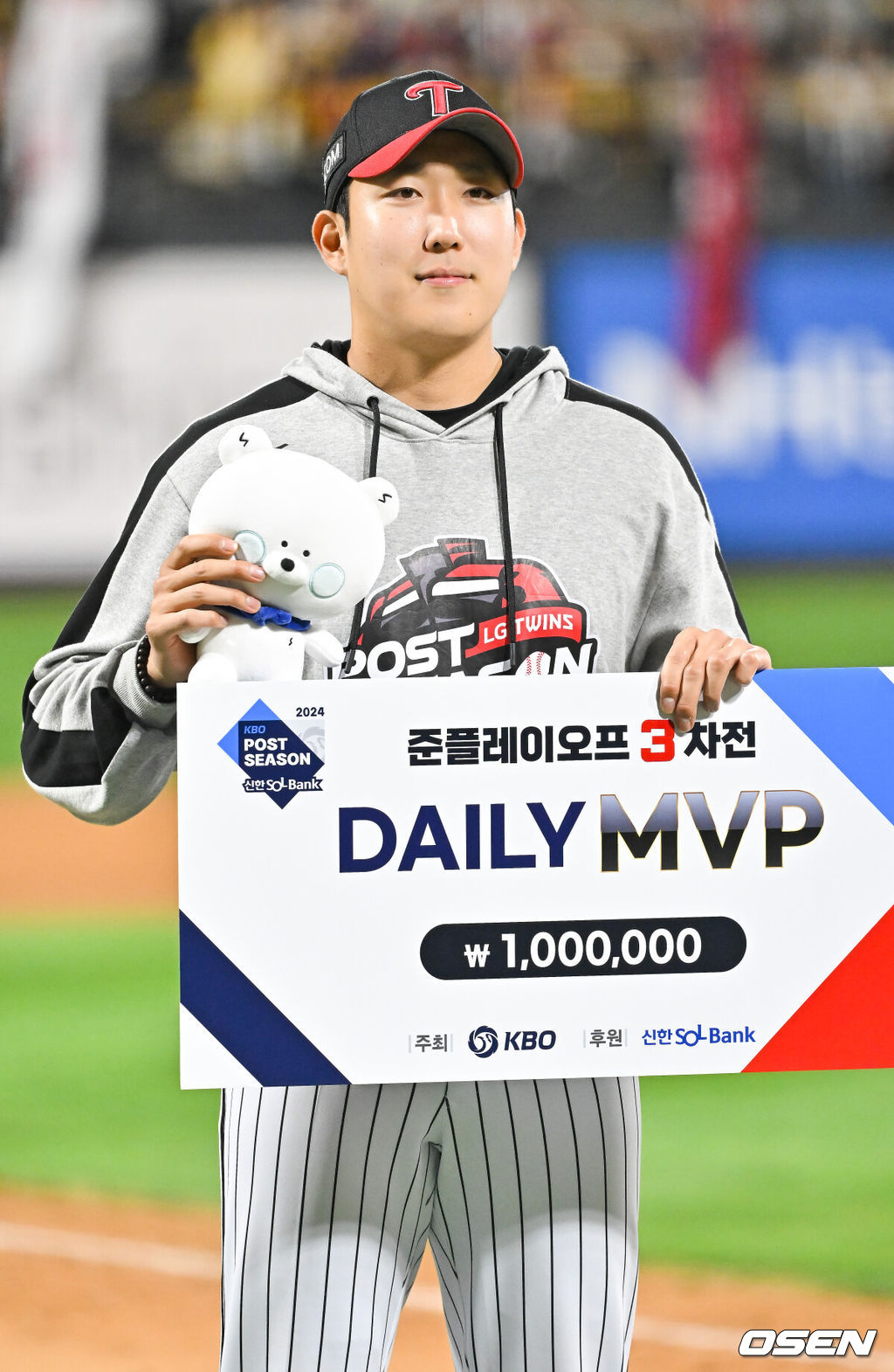 8일 수원KT위즈파크에서 2024 신한 SOL뱅크 KBO 포스트시즌 준플레이오프 3차전 KT 위즈와 LG 트윈스의 경기가 진행됐다.이날 KT는 벤자민을, LG는 최원태를 선발 투수로 내세웠다.경기종료 후 데일리 MVP 손주영이 시상식을 갖고 포즈를 취하고 있다. 2024.10.08/ soul1014@osen.co.kr