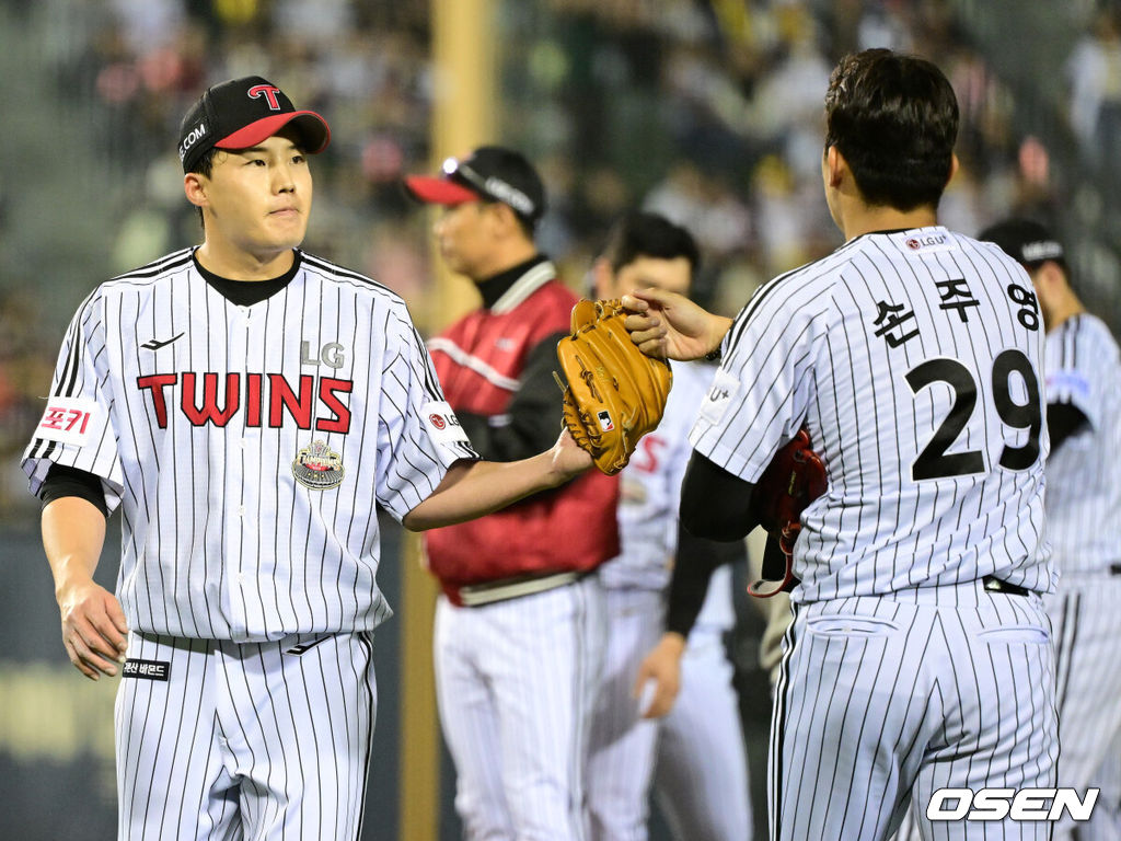 11일 서울 잠실야구장에서 ‘2024 신한 SOL뱅크 KBO 포스트시즌’ 준플레이오프 5차전 LG 트윈스와 KT 위즈의 경기가 열렸다.LG는 임찬규, KT는 엄상백을 5차전 선발 투수로 내세웠다.7회초 무사 1, 2루 상황 LG 선발 임찬규가 마운드를 내려가며 등판하는 손주영과 인사를 나누고 있다. 2024.10.11 / dreamer@osen.co.kr