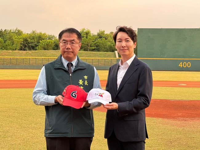 롯데 박준혁 단장(오른쪽)이 황웨이저 타이난시장과 업무 협약을 체결했다. /롯데 자이언츠 제공