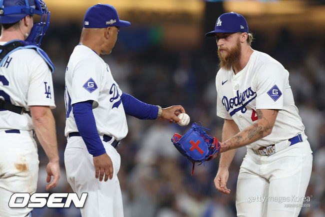 [사진] LA 다저스 데이브 로버츠 감독(왼쪽)이 마이클 코펙에게 공을 전달하고 있다. ⓒGettyimages(무단전재 및 재배포 금지)