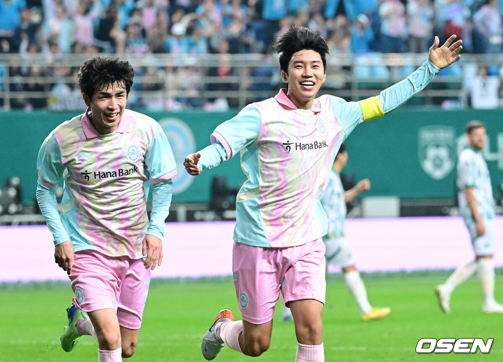 12일 오후 대전월드컵경기장에서 ‘하나은행 자선축구대회’가 열렸다.이번 자선축구대회에서 가수 임영웅은 ‘팀 히어로’의 주장을 맡아 90분 간의 활약을 펼친다. 임영웅이 구단주로 있는 ‘리턴즈 FC’ 선수들과 김영광, 조원희, 오반석 등의 선수들이 ‘팀 히어로’에 합류했다. 이청용, 이근호, 박주호, 지동원, 감스트, 궤도, 말왕 등은 ‘팀 기성용’ 선수로 뛴다. 후반 팀 히어로 전원석이 골을 넣고 어시스트를 한 임영웅과 기뻐하고 있다. 2024.10.12 / dreamer@osen.co.kr