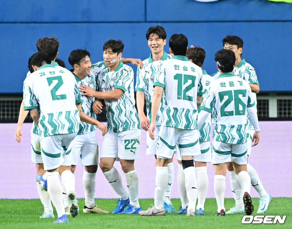 12일 오후 대전월드컵경기장에서 ‘하나은행 자선축구대회’가 열렸다.이번 자선축구대회에서 가수 임영웅은 ‘팀 히어로’의 주장을 맡아 90분 간의 활약을 펼친다. 임영웅이 구단주로 있는 ‘리턴즈 FC’ 선수들과 김영광, 조원희, 오반석 등의 선수들이 ‘팀 히어로’에 합류했다. 이청용, 이근호, 박주호, 지동원, 감스트, 궤도, 말왕 등은 ‘팀 기성용’ 선수로 뛴다. 후반 팀 기성용 이근호가 골을 넣고 동료들과 기뻐하고 있다. 2024.10.12 / dreamer@osen.co.kr