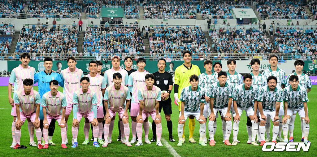 12일 오후 대전월드컵경기장에서 ‘하나은행 자선축구대회’가 열렸다.이번 자선축구대회에서 가수 임영웅은 ‘팀 히어로’의 주장을 맡아 90분 간의 활약을 펼친다. 임영웅이 구단주로 있는 ‘리턴즈 FC’ 선수들과 김영광, 조원희, 오반석 등의 선수들이 ‘팀 히어로’에 합류했다. 이청용, 이근호, 박주호, 지동원, 감스트, 궤도, 말왕 등은 ‘팀 기성용’ 선수로 뛴다. 팀 임영웅과 팀 기성용 선수들이 기념촬영을 하고 있다. 2024.10.12 / dreamer@osen.co.kr