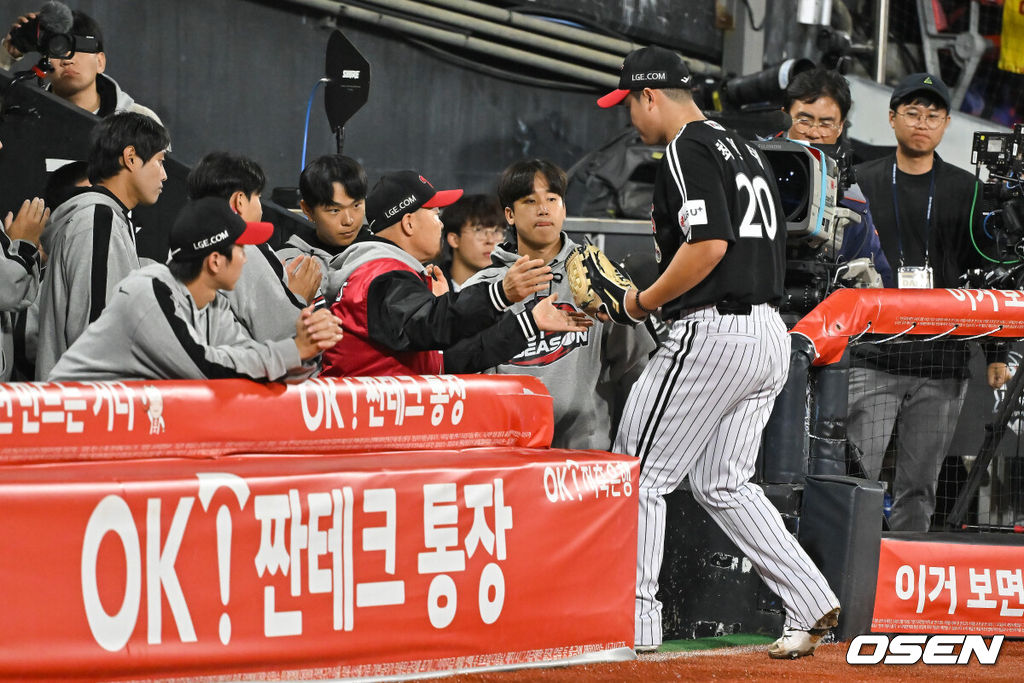  8일 수원KT위즈파크에서 2024 신한 SOL뱅크 KBO 포스트시즌 준플레이오프 3차전 KT 위즈와 LG 트윈스의 경기가 진행됐다.이날 KT는 벤자민을, LG는 최원태를 선발 투수로 내세웠다.3회말 LG 선발투수 최원태가 교체되고 있다.   2024.10.08/ soul1014@osen.co.kr