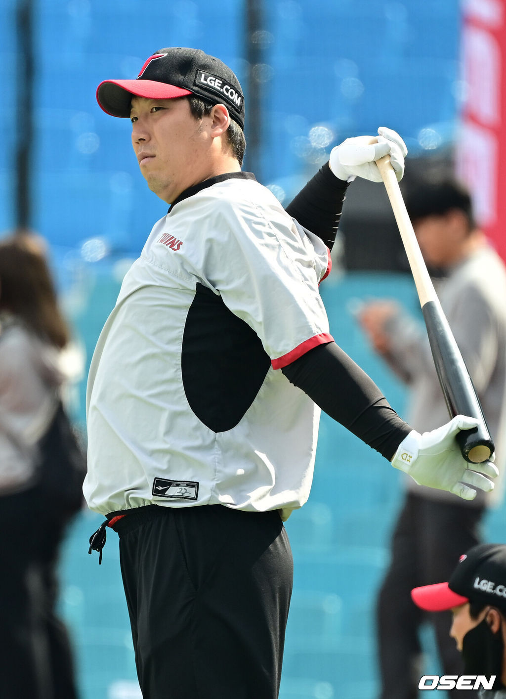 13일 오후 대구 삼성라이온즈파크에서 2024 신한 SOL뱅크 KBO 포스트시즌 플레이오프 1차전 삼성 라이온즈와 LG 트윈스의 경기가 열린다. 이날 삼성은 례예스를, LG는 최원태를 선발 투수로 내세운다.경기 시작에 앞서 LG 김현수가 훈련을 하고 있다. 2024.10.13 / ksl0919@osen.co.kr