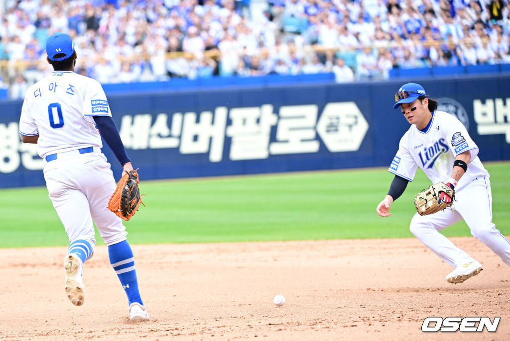 13일 오후 대구 삼성라이온즈파크에서 2024 신한 SOL뱅크 KBO 포스트시즌 플레이오프 1차전 삼성 라이온즈와 LG 트윈스의 경기가 열렸다. 이날 삼성은 례예스를, LG는 최원태를 선발 투수로 내세웠다.7회초 2사 만루 LG 홍창기의 1루수 땅볼 때 삼성 1루수 디아즈가 포구실책을 범한 뒤 아쉬워하고 있다. 이때 실책을 틈타 LG 2루주자 박해민, 3루주자 문보경이 홈으로 내달려 득점을 올렸다. 2024.10.13 / ksl0919@osen.co.kr