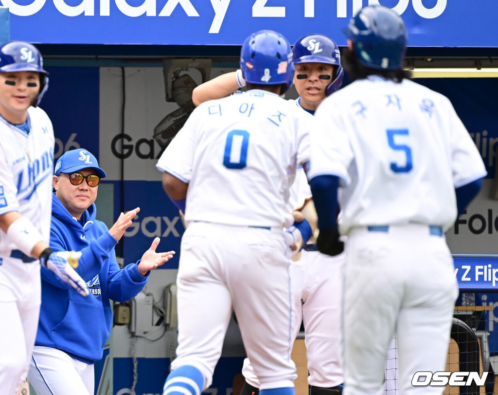 13일 오후 대구 삼성라이온즈파크에서 2024 신한 SOL뱅크 KBO 포스트시즌 플레이오프 1차전 삼성 라이온즈와 LG 트윈스의 경기가 열렸다. 이날 삼성은 례예스를, LG는 최원태를 선발 투수로 내세웠다.5회말 1사 1루 삼성 디아즈의 2점 홈런 때 더그아웃에서 박진만 감독이 기뻐하고 있다.  2024.10.13 / ksl0919@osen.co.kr