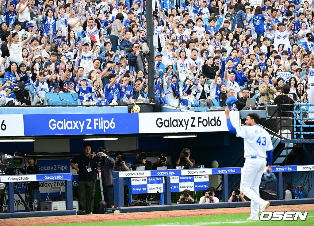 13일 오후 대구 삼성라이온즈파크에서 2024 신한 SOL뱅크 KBO 포스트시즌 플레이오프 1차전 삼성 라이온즈와 LG 트윈스의 경기가 열렸다. 이날 삼성은 례예스를, LG는 최원태를 선발 투수로 내세웠다.7회초 2사 1, 2루 삼성 레예스가 팬들의 호응을 받으며 교체되고 있다. 2024.10.13 / ksl0919@osen.co.kr