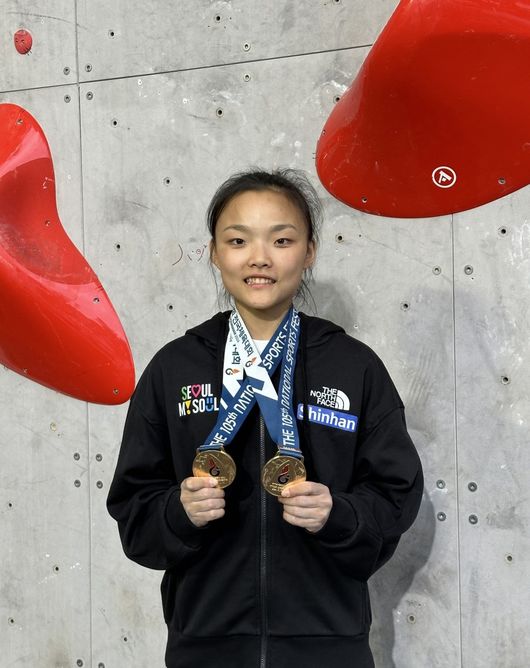 대한산악연맹은 "서채현(서울특별시청·노스페이스 애슬리트팀)이 '제105회 전국체육대회' 산악-스포츠클라이밍 리드, 볼더 종목에서 2관왕에 올랐다"고 밝혔다. / 대한산악연맹