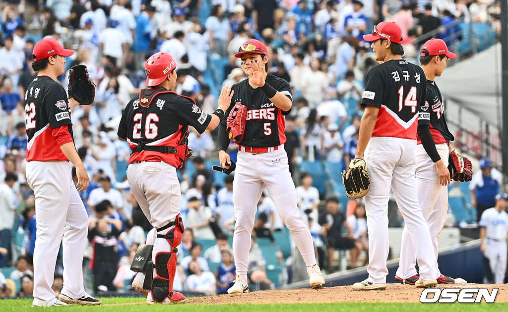 1일 대구삼성라이온즈파크에서 2024 신한 SOL 뱅크 KBO 리그 삼성 라이온즈와 KIA 타이거즈의 경기가 열렸다.홈팀 삼성은 원태인이 방문팀 KIA는 스타우트가 선발 출전했다.KIA 타이거즈 김도영이 삼성 라이온즈에 6-5 짜릿한 역전승을 올리고 기쁨을 나누고 있다. 2024.09.01 / foto0307@osen.co.kr