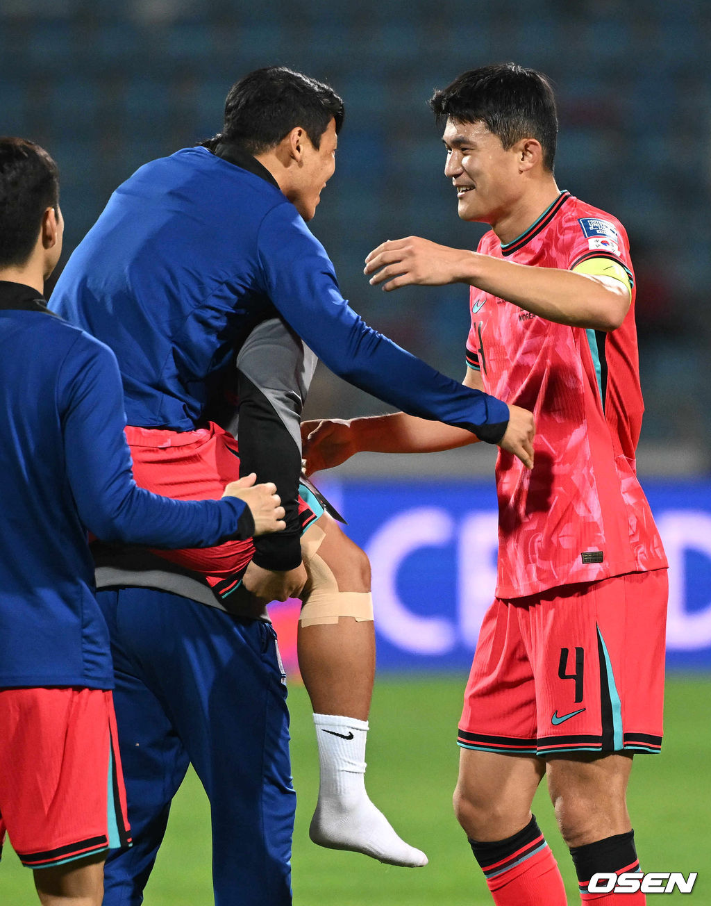 10일 오후(한국시간) 요르단 암만 국제경기장에서 2026 국제축구연맹(FIFA) 북중미월드컵 아시아 3차 예선 B조 3차전 한국과 요르단의 경기가 열렸다.다득점에서 앞선 요르단(1승1무, 4골)이 조 선두, 한국(1승1무, 3골)은 2위다. 한국이 조 선두를 탈환하려면 반드시 요르단을 잡아야 한다. 2024.10.10 /spjj@osen.co.kr주장 손흥민(32, 토트넘 홋스퍼)이 없어도, 연이어 부상 악재가 닥쳐도 충분히 강했다. 홍명보호가 요르단 원정에서 완승을 거두며 2023 카타르 아시안컵 설욕에 성공했다. 홍명보 감독이 지휘하는 축구대표팀은 10일 오후 11시(한국시간) 요르단 암만국제경기장에서 개최된 ‘2026 북중미 월드컵 아시아지역 3차 예선 3차전’에서 요르단을 2-0으로 꺾었다.경기 종료 후 코칭스태프에 업혀 그라운드에 나온 한국 황희찬이 김민재와 승리의 기쁨을 나누고 있다. 2024.10.10 /spjj@osen.co.kr