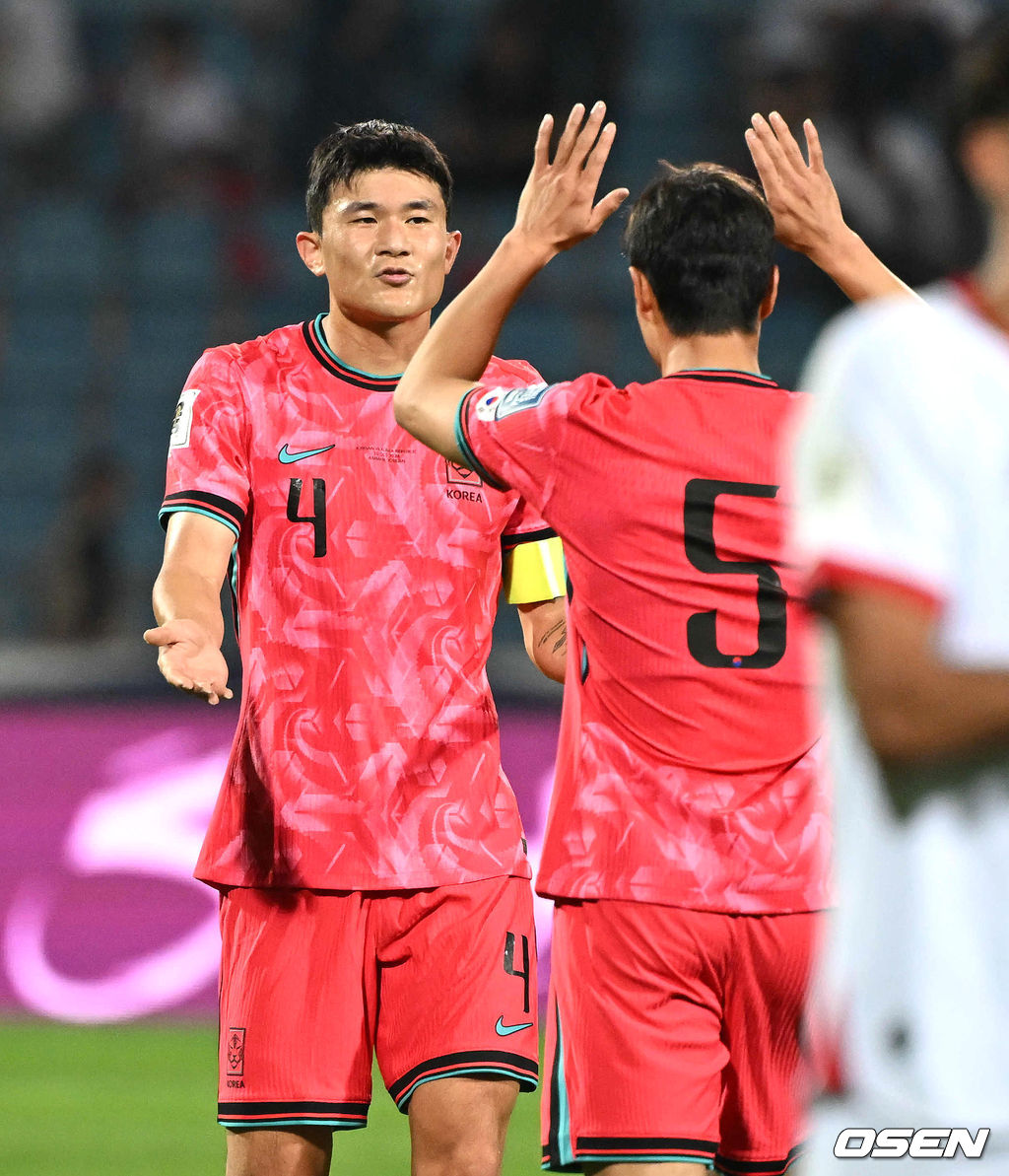 10일 오후(한국시간) 요르단 암만 국제경기장에서 2026 국제축구연맹(FIFA) 북중미월드컵 아시아 3차 예선 B조 3차전 한국과 요르단의 경기가 열렸다.다득점에서 앞선 요르단(1승1무, 4골)이 조 선두, 한국(1승1무, 3골)은 2위다. 한국이 조 선두를 탈환하려면 반드시 요르단을 잡아야 한다. 2024.10.10 /spjj@osen.co.kr주장 손흥민(32, 토트넘 홋스퍼)이 없어도, 연이어 부상 악재가 닥쳐도 충분히 강했다. 홍명보호가 요르단 원정에서 완승을 거두며 2023 카타르 아시안컵 설욕에 성공했다. 홍명보 감독이 지휘하는 축구대표팀은 10일 오후 11시(한국시간) 요르단 암만국제경기장에서 개최된 ‘2026 북중미 월드컵 아시아지역 3차 예선 3차전’에서 요르단을 2-0으로 꺾었다.경기 종료 후 한국 김민재가 동료들과 승리의 기쁨을 나누고 있다. 2024.10.10 /spjj@osen.co.kr