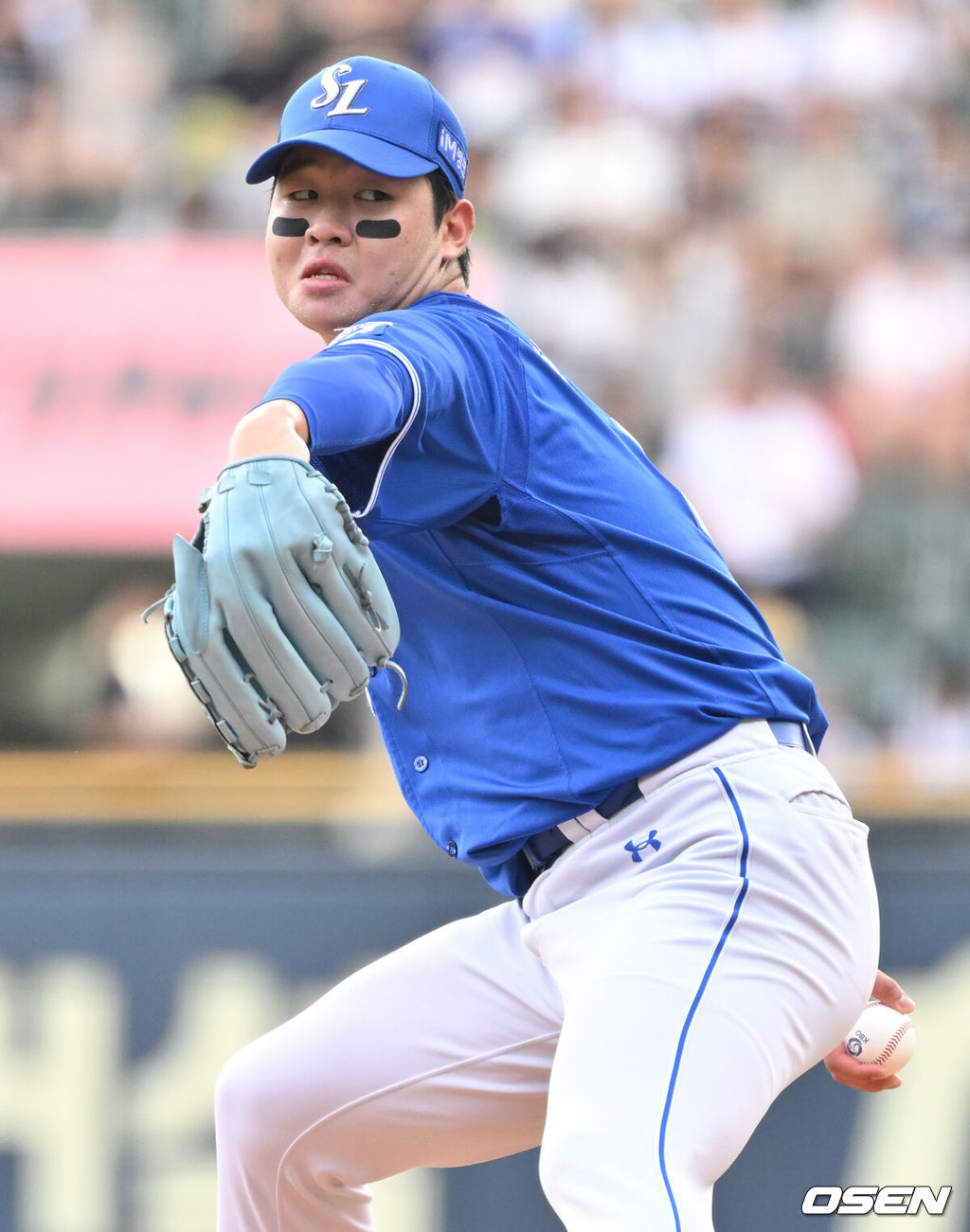 17일 오후 서울 잠실야구장에서 2024 신한 SOL뱅크 KBO리그 두산 베어스와 삼성 라이온즈의 경기가 열렸다.이날 두산은 최원준을 삼성은 황동재를 선발투수로 내세웠다.1회말 삼성 선발 황동재가 힘차게 공을 던지고 있다. 2024.09.17 /cej@osen.co.kr