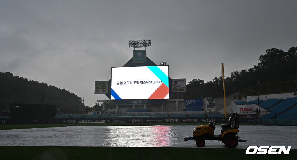 결국 우천 취소 됐다. 프로야구 삼성 라이온즈와 LG 트윈스가 14일 오후 6시30분 대구 삼성라이온즈파크에서 열릴 예정이던 2024 포스트시즌 플레이오프(5전 3선승제) 2차전 경기가 우천 취소됐다. 우천 취소를 알리는 문구가 전광판에 표시 되어 있다. 2024.10.14 / soul1014@osen.co.kr