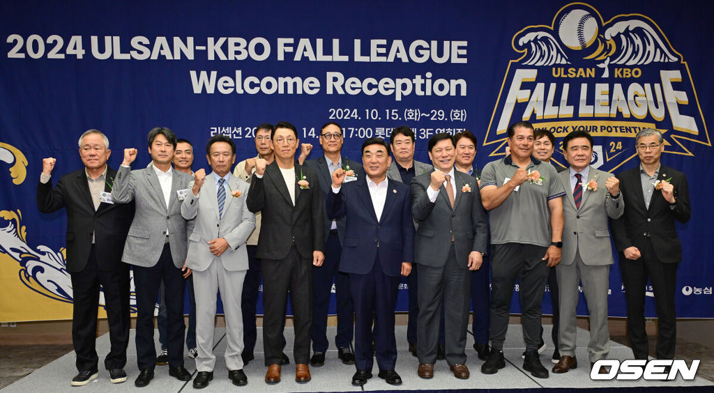 14일 오후 울산 남구 롯데호텔에서 ‘2024 울산-KBO Fall League’ 개최 기념 환영 리셉션 행사가 열렸다. 울산-KBO Fall League는 한국야구 경쟁력 강화를 위한 레벨업 프로젝트이다. 기존에 국내팀 위주로 개최되던 교육리그에 일본 NPB 소속 소프트뱅크 3군팀, 멕시칸리그 연합팀(팀 LMB), 중국 CBA 소속 장쑤 휴즈홀쓰, 쿠바 대표팀(팀 쿠바)이 참가한다. 국내팀은 LG, 고양, NC, 롯데, 독립리그 올스타 등 5개팀이 참가해 총 9개 팀이 10월 15일(화)부터 29일(화)까지 울산 문수구장과 기장 KBO 야구센터에서 약 2주간의 경기를 펼친다. 김두겸 울산시장, KBO 허구연 총재, 국내팀을 비롯한 각국 감독이 기념촬영을 하고 있다. 2024.10.14 / ksl0919@osen.co.kr