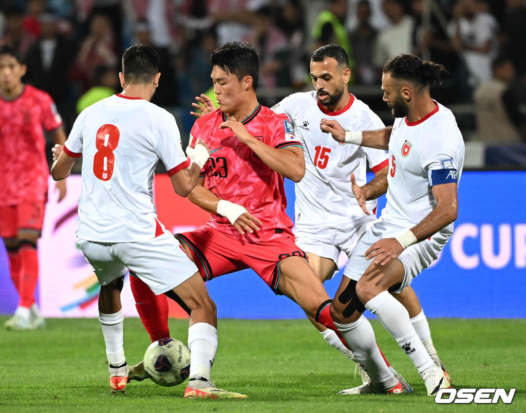 10일 오후(한국시간) 요르단 암만 국제경기장에서 2026 국제축구연맹(FIFA) 북중미월드컵 아시아 3차 예선 B조 3차전 한국과 요르단의 경기가 열렸다.<br /><br />다득점에서 앞선 요르단(1승1무, 4골)이 조 선두, 한국(1승1무, 3골)은 2위다. 한국이 조 선두를 탈환하려면 반드시 요르단을 잡아야 한다. 2024.10.10 /spjj@osen.co.kr<br /><br /><br /><br />주장 손흥민(32, 토트넘 홋스퍼)이 없어도, 연이어 부상 악재가 닥쳐도 충분히 강했다. 홍명보호가 요르단 원정에서 완승을 거두며 2023 카타르 아시안컵 설욕에 성공했다. <br /><br />홍명보 감독이 지휘하는 축구대표팀은 10일 오후 11시(한국시간) 요르단 암만국제경기장에서 개최된 ‘2026 북중미 월드컵 아시아지역 3차 예선 3차전’에서 요르단을 2-0으로 꺾었다.<br /><br />후반 한국 오현규가 드리블 돌파를 하고 있다. 2024.10.10 /spjj@osen.co.kr