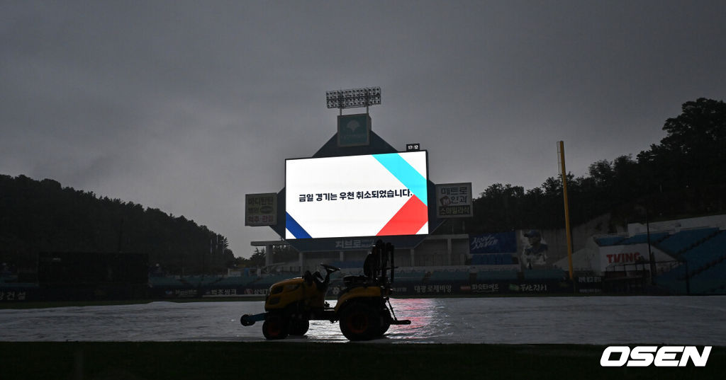 결국 우천 취소 됐다. 프로야구 삼성 라이온즈와 LG 트윈스가 14일 오후 6시30분 대구 삼성라이온즈파크에서 열릴 예정이던 2024 포스트시즌 플레이오프(5전 3선승제) 2차전 경기가 우천 취소됐다. 우천 취소를 알리는 문구가 전광판에 표시 되어 있다. 2024.10.14 / soul1014@osen.co.kr