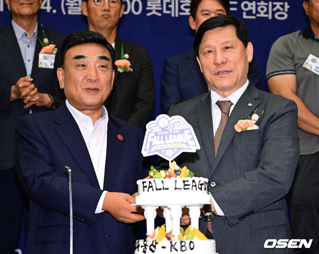 14일 오후 울산 남구 롯데호텔에서 ‘2024 울산-KBO Fall League’ 개최 기념 환영 리셉션 행사가 열렸다. 울산-KBO Fall League는 한국야구 경쟁력 강화를 위한 레벨업 프로젝트이다. 기존에 국내팀 위주로 개최되던 교육리그에 일본 NPB 소속 소프트뱅크 3군팀, 멕시칸리그 연합팀(팀 LMB), 중국 CBA 소속 장쑤 휴즈홀쓰, 쿠바 대표팀(팀 쿠바)이 참가한다. 국내팀은 LG, 고양, NC, 롯데, 독립리그 올스타 등 5개팀이 참가해 총 9개 팀이 10월 15일(화)부터 29일(화)까지 울산 문수구장과 기장 KBO 야구센터에서 약 2주간의 경기를 펼친다. 김두겸 울산시장, KBO 허구연 총재가 케이크 커팅을 진행하고 있다.  2024.10.14 / ksl0919@osen.co.kr