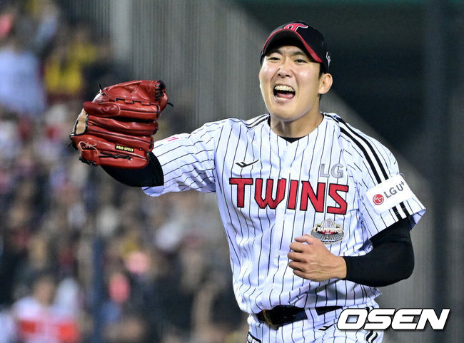 11일 서울 잠실야구장에서 ‘2024 신한 SOL뱅크 KBO 포스트시즌’ 준플레이오프 5차전 LG 트윈스와 KT 위즈의 경기가 열렸다.LG는 임찬규, KT는 엄상백을 5차전 선발 투수로 내세웠다.7회초 2사 1, 3루 상황 KT 오윤석을 삼진으로 이끌며 이닝을 끝낸 LG 투수 손주영이 환호하고 있다. 2024.10.11 / dreamer@osen.co.kr