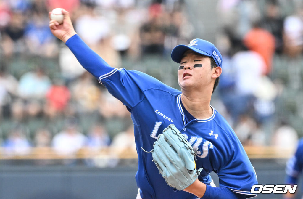 17일 오후 서울 잠실야구장에서 2024 신한 SOL뱅크 KBO리그 두산 베어스와 삼성 라이온즈의 경기가 열렸다.이날 두산은 최원준을 삼성은 황동재를 선발투수로 내세웠다.1회말 삼성 선발 황동재가 힘차게 공을 던지고 있다. 2024.09.17 /cej@osen.co.kr