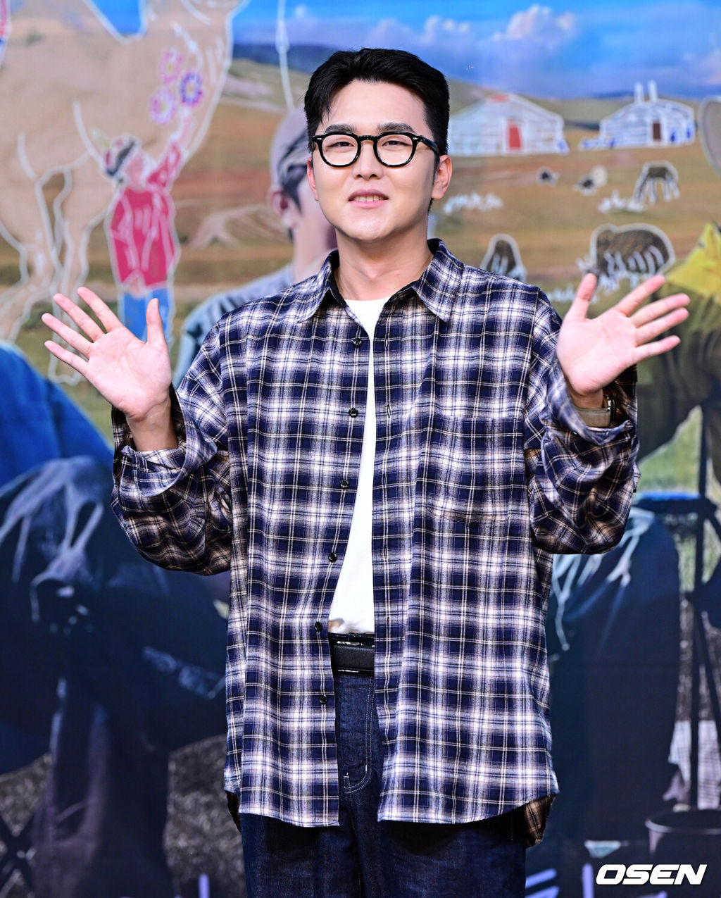 15일 오후 서울 상암동 MBC에서 MBC 새 예능 '지구를 닦는 남자들'(약칭 '지닦남') 제작발표회가 열렸다.이날 첫 방송되는 '지구를 닦는 남자들'은 없으면 없는 대로 떠나는 여행을 통해 환경을 돌아보는 신개념 ESG향 여행 프로그램이다. 소비를 줄이는 것이 쓰레기를 줄이는 것이라 외치는 '쓰레기 아저씨' 김석훈의 세계관에서 기획된 프로그램으로, 맏형 김석훈과 함께 '세상 깔끔남' 권율, '중고 마니아' 임우일, '황금 막내' 신재하, '오지 전문 유튜버' 노마드션이 합류했다.유튜버 노마드션이 포즈를 취하고 있다. 2024.10.15 / jpnews@osen.co.kr