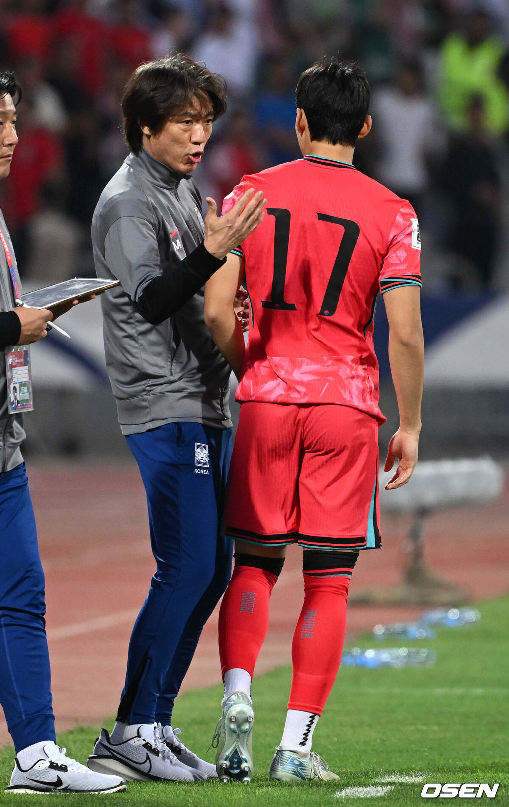 10일 오후(한국시간) 요르단 암만 국제경기장에서 2026 국제축구연맹(FIFA) 북중미월드컵 아시아 3차 예선 B조 3차전 한국과 요르단의 경기가 열렸다.다득점에서 앞선 요르단(1승1무, 4골)이 조 선두, 한국(1승1무, 3골)은 2위다. 한국이 조 선두를 탈환하려면 반드시 요르단을 잡아야 한다.후반 한국 홍명보 감독이 교체를 기다리는 배준호에게 작전을 지시하고 있다. 2024.10.10 /spjj@osen.co.kr