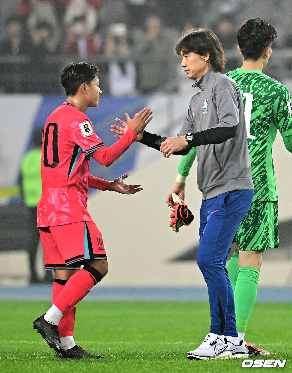 한국이 홈에서 시원한 승리를 거뒀다.홍명보 감독이 이끄는 한국 축구대표팀은 15일 오후 8시 용인미르스타디움에서 이라크와 2026 국제축구연맹(FIFA) 북중미월드컵 아시아지역 3차예선 B조 4차전을 치러 3-2로 이겼다.한국은 3승 1무, 승점 10을 기록하며 조 1위를 유지했다. 이라크는 2승 1무 1패, 승점 7로 2위. 3차 예선 1, 2위 팀은 북중미월드컵 본선 직행 티켓을 확보하는 가운데, 한국이 유리한 고지를 점했다.대한민국 홍명보 감독이 이승우와 기뻐하고 있다. 2024.10.15 / jpnews@osen.co.kr