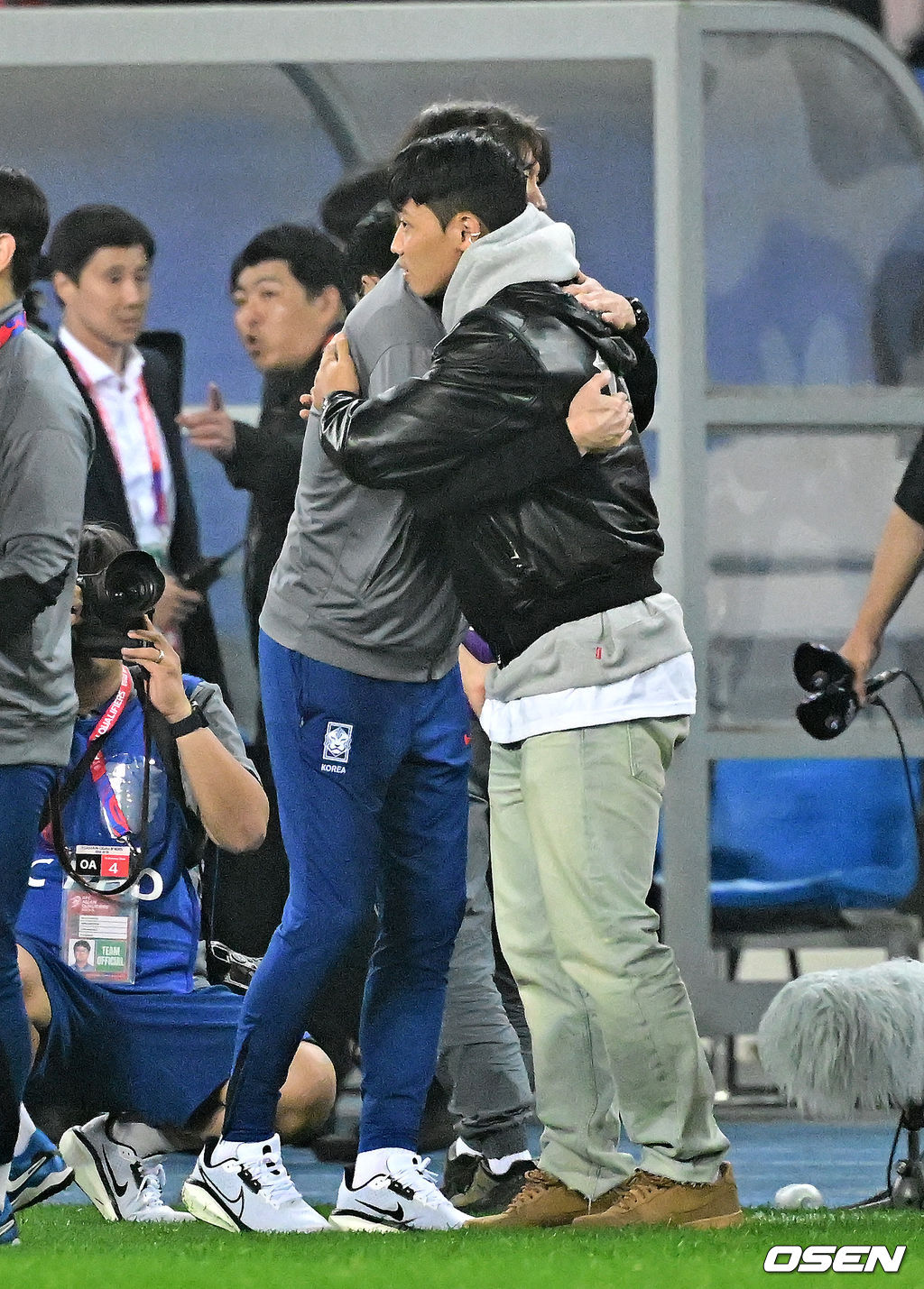 한국이 홈에서 시원한 승리를 거뒀다.홍명보 감독이 이끄는 한국 축구대표팀은 15일 오후 8시 용인미르스타디움에서 이라크와 2026 국제축구연맹(FIFA) 북중미월드컵 아시아지역 3차예선 B조 4차전을 치러 3-2로 이겼다.한국은 3승 1무, 승점 10을 기록하며 조 1위를 유지했다. 이라크는 2승 1무 1패, 승점 7로 2위. 3차 예선 1, 2위 팀은 북중미월드컵 본선 직행 티켓을 확보하는 가운데, 한국이 유리한 고지를 점했다.대한민국 홍명보 감독이 황희찬과 포옹을 하고 있다. 2024.10.15 / jpnews@osen.co.kr