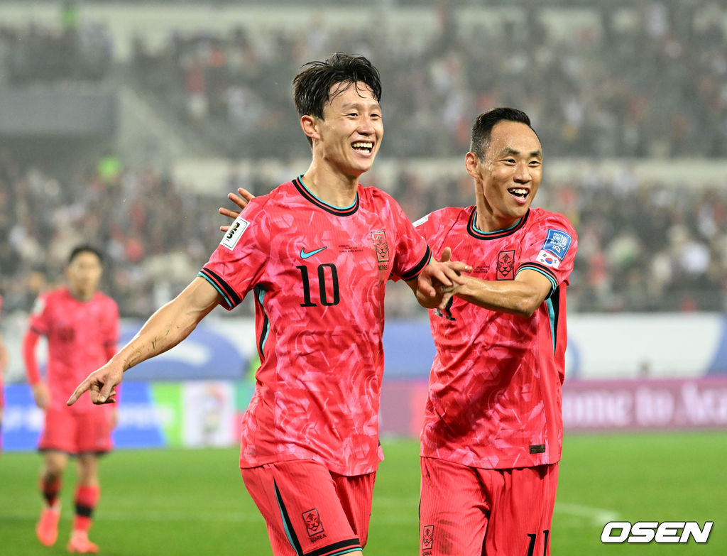 홍명보 감독이 이끄는 한국 축구대표팀은 15일 오후 8시 용인미르스타디움에서 이라크와 2026 국제축구연맹(FIFA) 북중미월드컵 아시아지역 3차예선 B조 4차전을 치러 3-2로 이겼다.한국은 3승 1무, 승점 10을 기록하며 조 1위를 유지했다. 이라크는 2승 1무 1패, 승점 7로 2위.후반 한국 이재성이 팀의 세 번째 골을 넣고 동료들과 환호하고 있다. 2024.10.15 /sunday@osen.co.kr