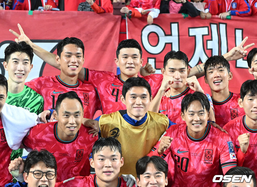 홍명보 감독이 이끄는 한국 축구대표팀은 15일 오후 8시 용인미르스타디움에서 이라크와 2026 국제축구연맹(FIFA) 북중미월드컵 아시아지역 3차예선 B조 4차전을 치러 3-2로 이겼다.한국은 3승 1무, 승점 10을 기록하며 조 1위를 유지했다. 이라크는 2승 1무 1패, 승점 7로 2위.경기 종료 후 한국 선수들이 기념촬영을 하고 있다. 2024.10.15 /sunday@osen.co.kr