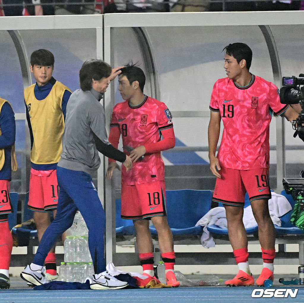 한국이 홈에서 시원한 승리를 거뒀다.홍명보 감독이 이끄는 한국 축구대표팀은 15일 오후 8시 용인미르스타디움에서 이라크와 2026 국제축구연맹(FIFA) 북중미월드컵 아시아지역 3차예선 B조 4차전을 치러 3-2로 이겼다.한국은 3승 1무, 승점 10을 기록하며 조 1위를 유지했다. 이라크는 2승 1무 1패, 승점 7로 2위. 3차 예선 1, 2위 팀은 북중미월드컵 본선 직행 티켓을 확보하는 가운데, 한국이 유리한 고지를 점했다.대한민국 홍명보 감독이 이강인, 오세훈과 기뻐하고 있다. 2024.10.15 / jpnews@osen.co.kr