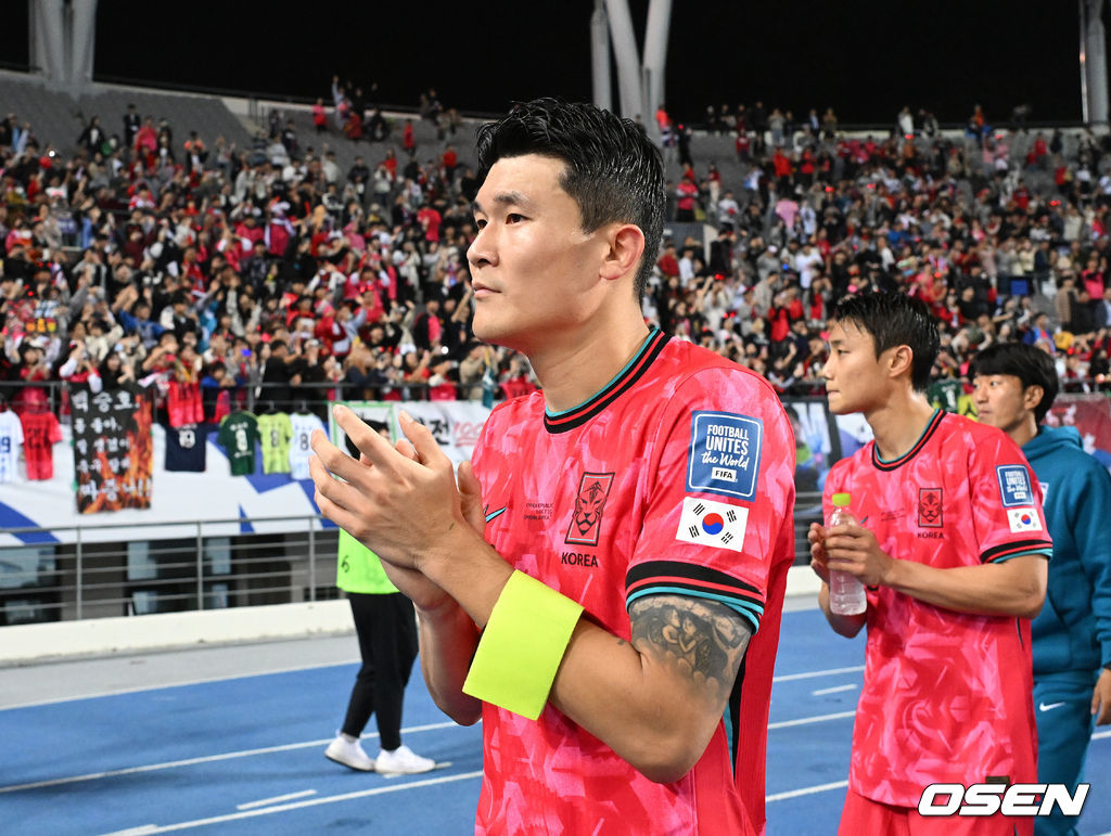 홍명보 감독이 이끄는 한국 축구대표팀은 15일 오후 8시 용인미르스타디움에서 이라크와 2026 국제축구연맹(FIFA) 북중미월드컵 아시아지역 3차예선 B조 4차전을 치러 3-2로 이겼다.한국은 3승 1무, 승점 10을 기록하며 조 1위를 유지했다. 이라크는 2승 1무 1패, 승점 7로 2위.경기 종료 후 한국 김민재가 관중석을 향해 인사를 하고 있다. 2024.10.15 /sunday@osen.co.kr