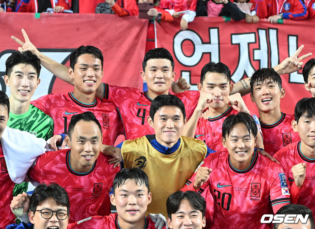 홍명보 감독이 이끄는 한국 축구대표팀은 15일 오후 8시 용인미르스타디움에서 이라크와 2026 국제축구연맹(FIFA) 북중미월드컵 아시아지역 3차예선 B조 4차전을 치러 3-2로 이겼다.한국은 3승 1무, 승점 10을 기록하며 조 1위를 유지했다. 이라크는 2승 1무 1패, 승점 7로 2위.경기 종료 후 한국 선수들이 기념촬영을 하고 있다. 2024.10.15 /sunday@osen.co.kr