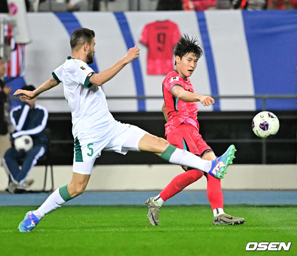 한국이 홈에서 시원한 승리를 거뒀다.홍명보 감독이 이끄는 한국 축구대표팀은 15일 오후 8시 용인미르스타디움에서 이라크와 2026 국제축구연맹(FIFA) 북중미월드컵 아시아지역 3차예선 B조 4차전을 치러 3-2로 이겼다.한국은 3승 1무, 승점 10을 기록하며 조 1위를 유지했다. 이라크는 2승 1무 1패, 승점 7로 2위. 3차 예선 1, 2위 팀은 북중미월드컵 본선 직행 티켓을 확보하는 가운데, 한국이 유리한 고지를 점했다.후반 대한민국 배준호가 크로스를 올리고 있다. 2024.10.15 / jpnews@osen.co.kr