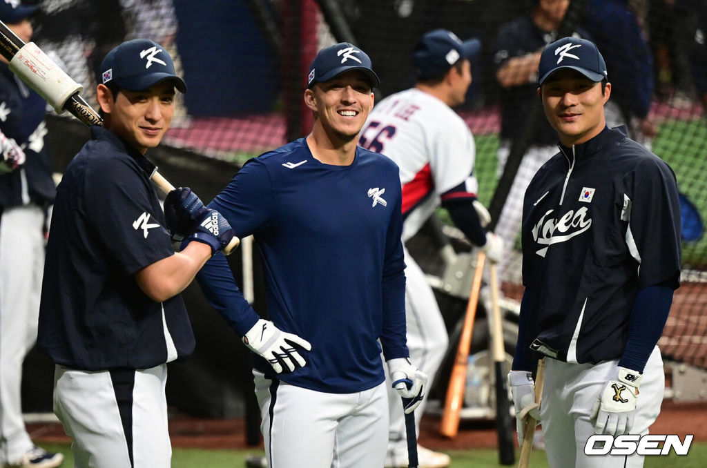 월드베이스볼클래식(WBC) 대표팀이 2일 오후 서울 고척스카이돔에서 공식 훈련을 진행했다. WBC 대표팀 이정후, 에드먼, 김하성(왼쪽부터)이 취재진을 향해 미소짓고 있다. 2023.03.02 / dreamer@osen.co.kr