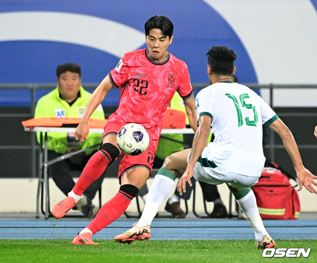 홍명보 감독이 이끄는 한국 축구대표팀은 15일 오후 8시 용인미르스타디움에서 이라크와 2026 국제축구연맹(FIFA) 북중미월드컵 아시아지역 3차예선 B조 4차전을 치러 3-2로 이겼다.한국은 3승 1무, 승점 10을 기록하며 조 1위를 유지했다. 이라크는 2승 1무 1패, 승점 7로 2위.후반 한국 설영우가 드리블 돌파를 하고 있다. 2024.10.15 /sunday@osen.co.kr