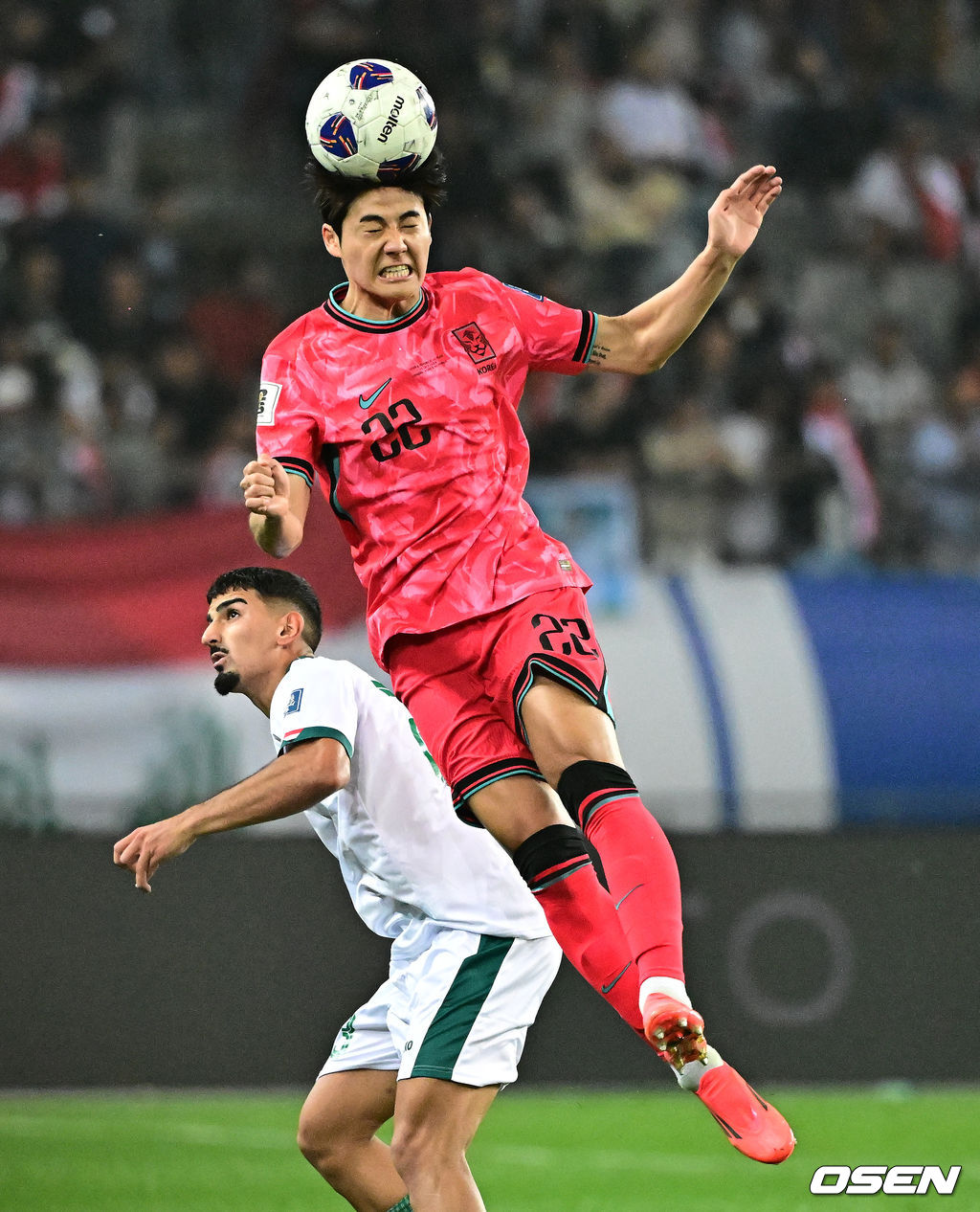 한국이 홈에서 시원한 승리를 거뒀다.홍명보 감독이 이끄는 한국 축구대표팀은 15일 오후 8시 용인미르스타디움에서 이라크와 2026 국제축구연맹(FIFA) 북중미월드컵 아시아지역 3차예선 B조 4차전을 치러 3-2로 이겼다.한국은 3승 1무, 승점 10을 기록하며 조 1위를 유지했다. 이라크는 2승 1무 1패, 승점 7로 2위. 3차 예선 1, 2위 팀은 북중미월드컵 본선 직행 티켓을 확보하는 가운데, 한국이 유리한 고지를 점했다.후반 대한민국 설영우가 공중볼을 따내고 있다. 2024.10.15 / jpnews@osen.co.kr