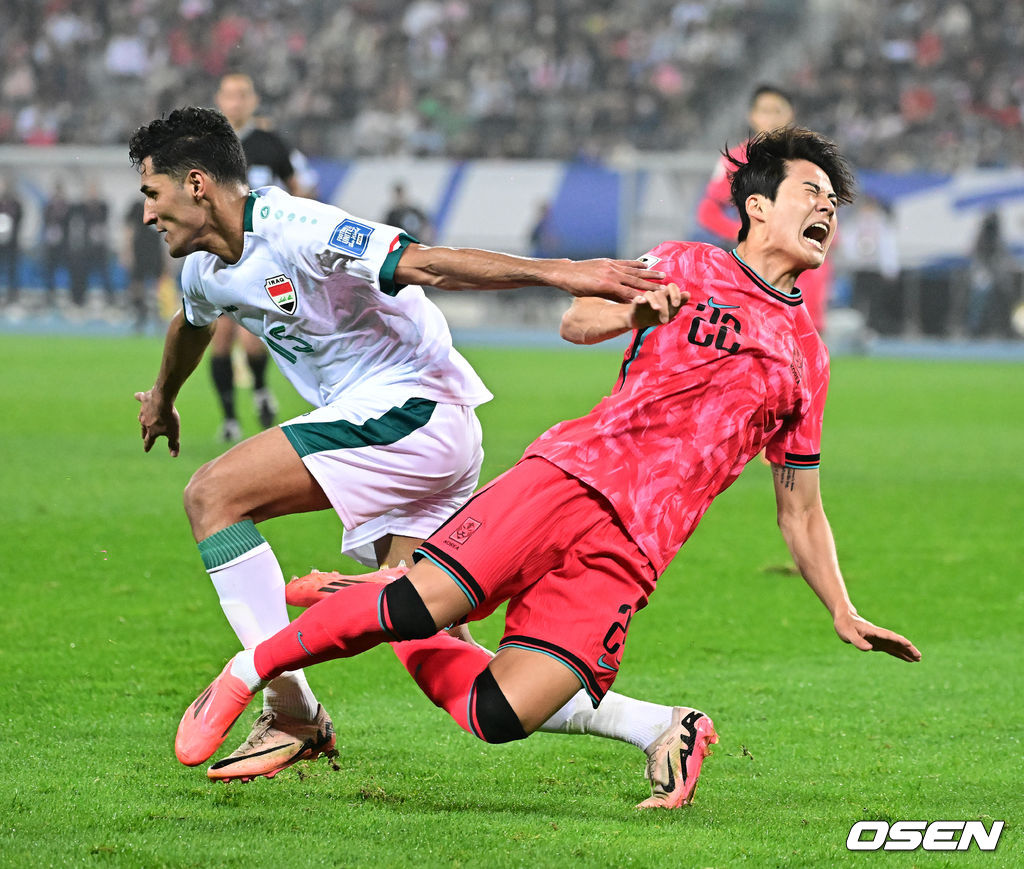 한국이 홈에서 시원한 승리를 거뒀다.홍명보 감독이 이끄는 한국 축구대표팀은 15일 오후 8시 용인미르스타디움에서 이라크와 2026 국제축구연맹(FIFA) 북중미월드컵 아시아지역 3차예선 B조 4차전을 치러 3-2로 이겼다.한국은 3승 1무, 승점 10을 기록하며 조 1위를 유지했다. 이라크는 2승 1무 1패, 승점 7로 2위. 3차 예선 1, 2위 팀은 북중미월드컵 본선 직행 티켓을 확보하는 가운데, 한국이 유리한 고지를 점했다.후반 대한민국 설영우가 이라크 야히아의 파울에 넘어지고 있다. 2024.10.15 / jpnews@osen.co.kr