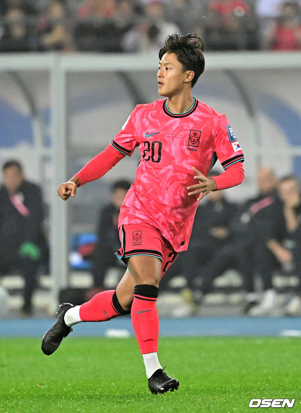 한국이 홈에서 시원한 승리를 거뒀다.홍명보 감독이 이끄는 한국 축구대표팀은 15일 오후 8시 용인미르스타디움에서 이라크와 2026 국제축구연맹(FIFA) 북중미월드컵 아시아지역 3차예선 B조 4차전을 치러 3-2로 이겼다.한국은 3승 1무, 승점 10을 기록하며 조 1위를 유지했다. 이라크는 2승 1무 1패, 승점 7로 2위. 3차 예선 1, 2위 팀은 북중미월드컵 본선 직행 티켓을 확보하는 가운데, 한국이 유리한 고지를 점했다.후반 대한민국 이승우가 교체 투입돼 경기를 펼치고 있다. 2024.10.15 / jpnews@osen.co.kr