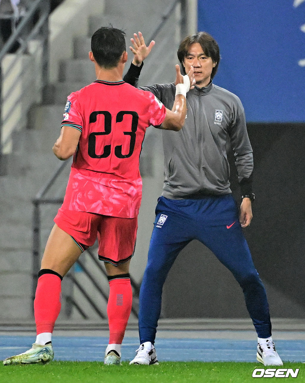 한국이 홈에서 시원한 승리를 거뒀다.홍명보 감독이 이끄는 한국 축구대표팀은 15일 오후 8시 용인미르스타디움에서 이라크와 2026 국제축구연맹(FIFA) 북중미월드컵 아시아지역 3차예선 B조 4차전을 치러 3-2로 이겼다.한국은 3승 1무, 승점 10을 기록하며 조 1위를 유지했다. 이라크는 2승 1무 1패, 승점 7로 2위. 3차 예선 1, 2위 팀은 북중미월드컵 본선 직행 티켓을 확보하는 가운데, 한국이 유리한 고지를 점했다.후반 대한민국 오현규가 2-1로 앞서가는 골을 성공시키며 홍명보 감독과 기뻐하고 있다. 2024.10.15 / jpnews@osen.co.kr