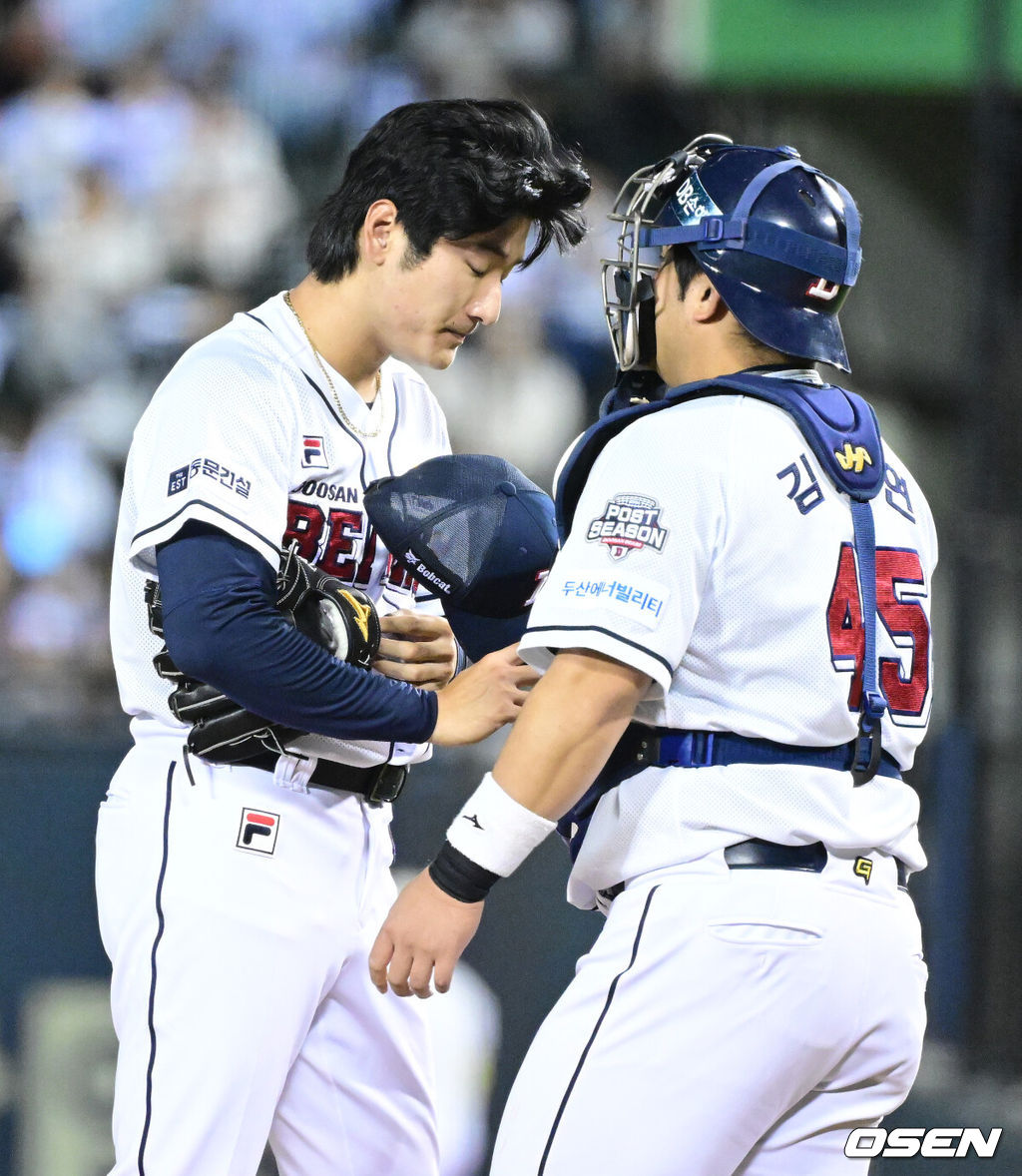 2일 오후 서울 잠실야구장에서 ‘2024 신한 SOL뱅크 KBO 포스트시즌’ 와일드카드 결정 1차전 두산 베어스와 KT 위즈의 경기가 열렸다.두산은 곽빈, KT는 윌리엄 쿠에바스를 선발 투수로 내세웠다.2회초 무사 1루 상황 두산 선발 곽빈이 강판되고 있다. 2024.10.02 / dreamer@osen.co.kr