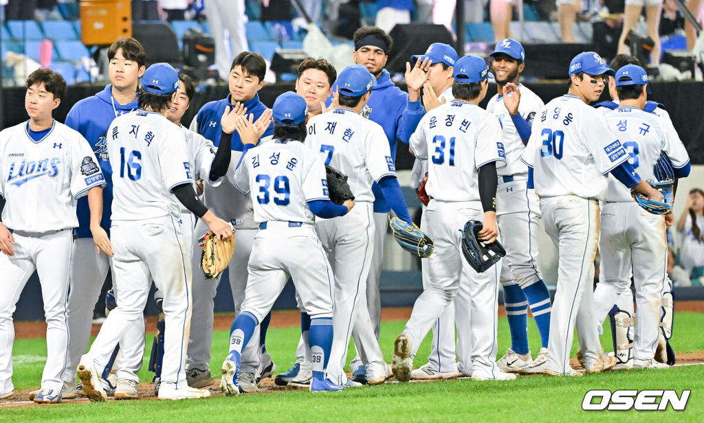 프로야구 삼성 라이온즈가 LG 트윈스 상대로 1~2차전을 모두 승리했다. 삼성은 15일 대구 삼성라이온즈파크에서 열린 2024 KBO리그 포스트시즌 플레이오프(5전 3선승제) 2차전에서 LG에 10-5로 승리했다.경기종료 후 삼성 선수들이 승리의 기쁨을 나누고 있다.   2024.10.15 / soul1014@osen.co.kr